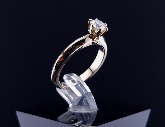 Gold ring with moissanite