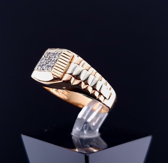 Gold ring with zircons