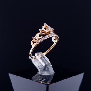 Gold ring with zircons