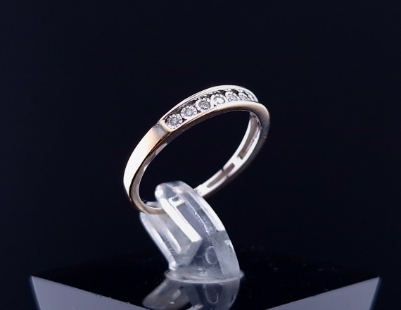 Gold ring with zircons