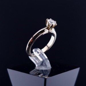 Gold ring with moissanite