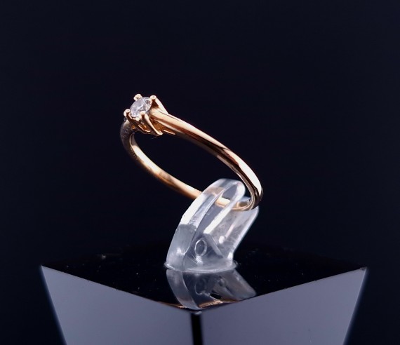 Gold ring with diamond