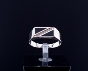 Gold ring with zircons