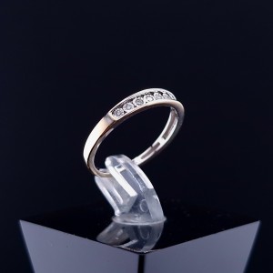 Gold ring with zircons