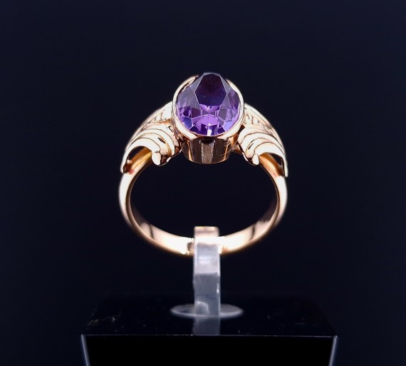 Vintage gold ring with colored stone