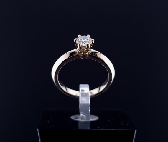 Gold ring with moissanite