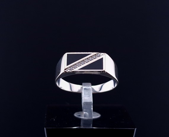 Gold ring with zircons