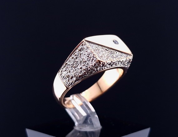 Gold ring with zircon