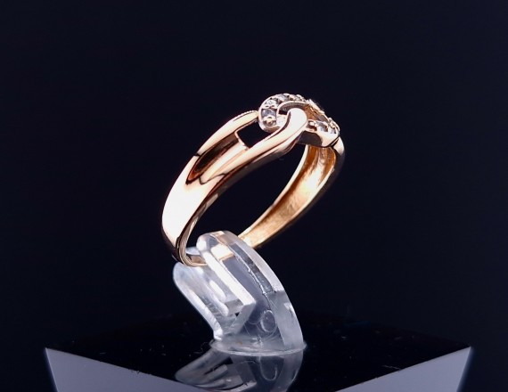Gold ring with zircons