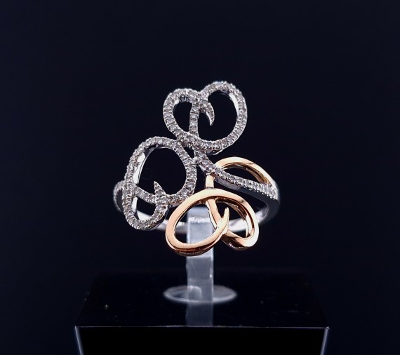 Gold ring with zircons
