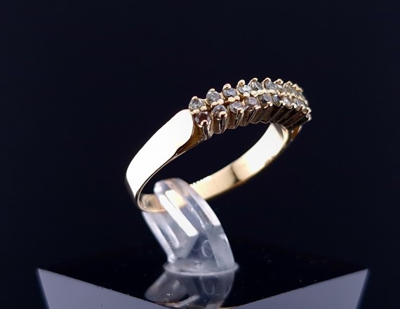 Gold ring with diamonds