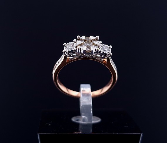 Gold ring with diamonds