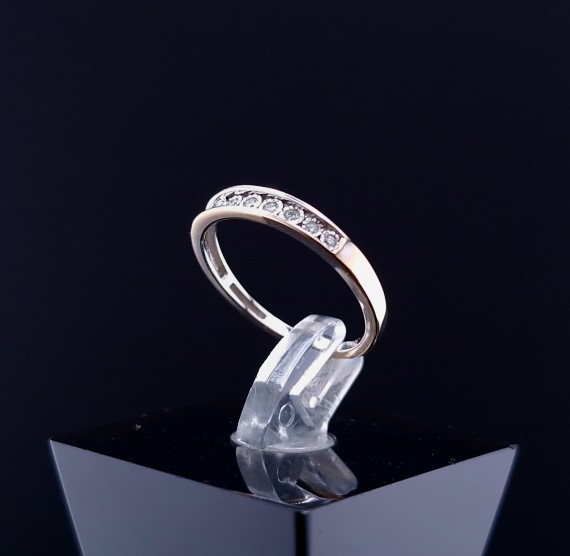 Gold ring with zircons