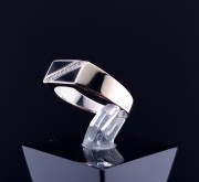 Gold ring with zircons