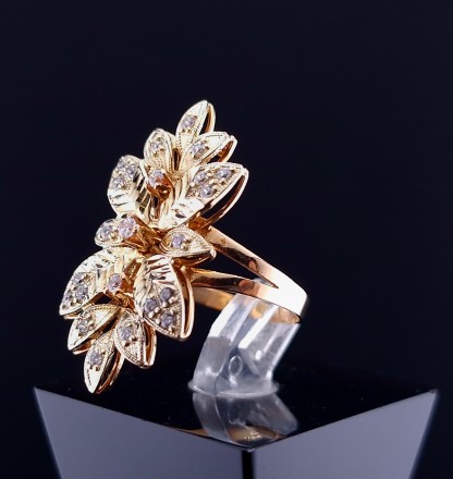 Gold ring with zircons