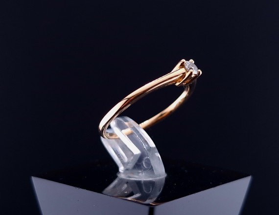 Gold ring with diamond