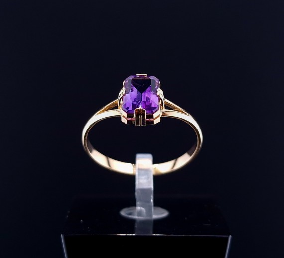 Gold ring with colored stone