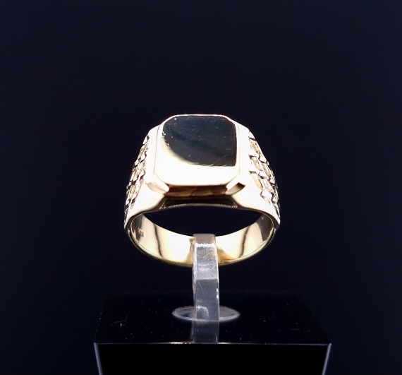 Gold ring 