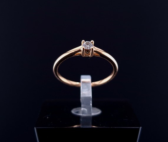 Gold ring with diamond
