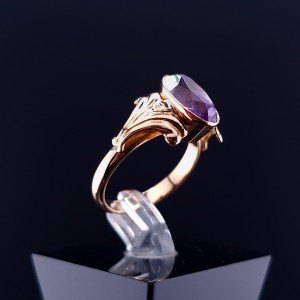 Vintage gold ring with colored stone