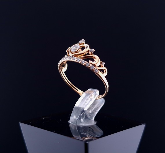 Gold ring with zircons