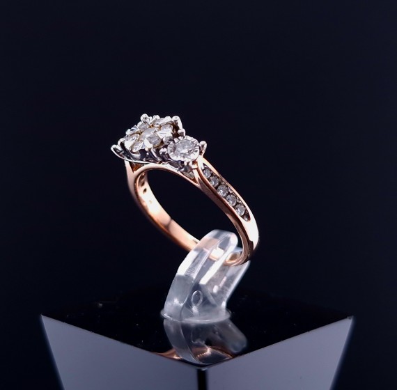 Gold ring with diamonds