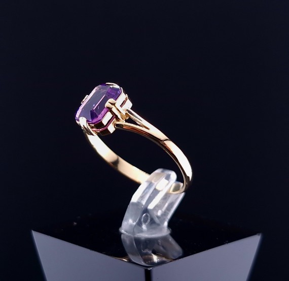 Gold ring with colored stone