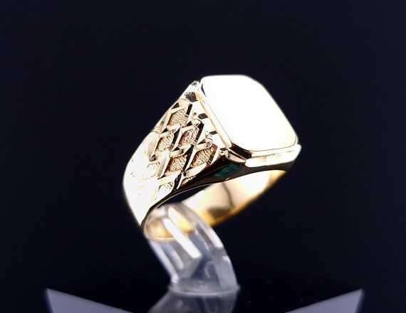 Gold ring 