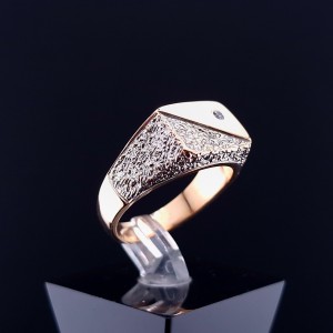 Gold ring with zircon