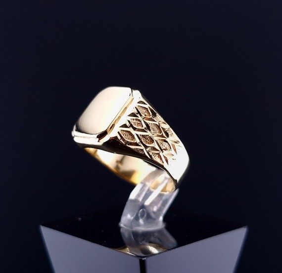 Gold ring 