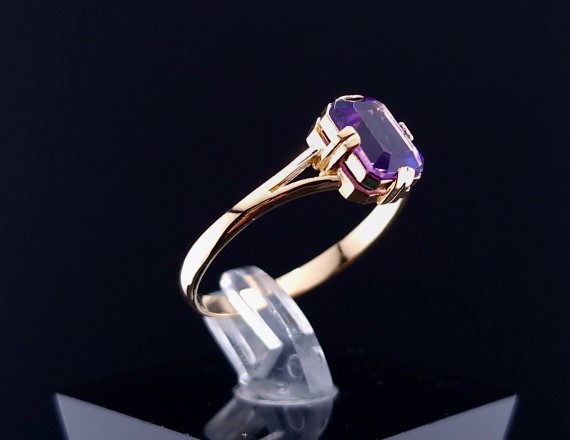 Gold ring with colored stone