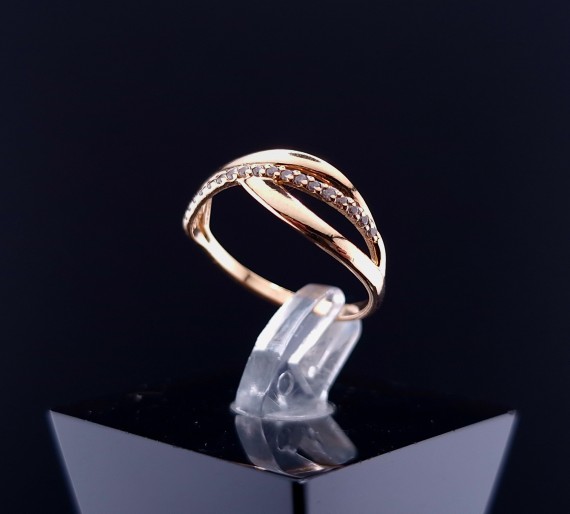 Gold ring with zircons