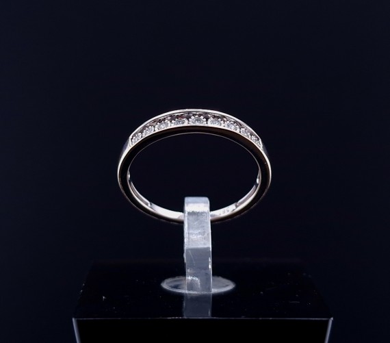 Gold ring with zircons