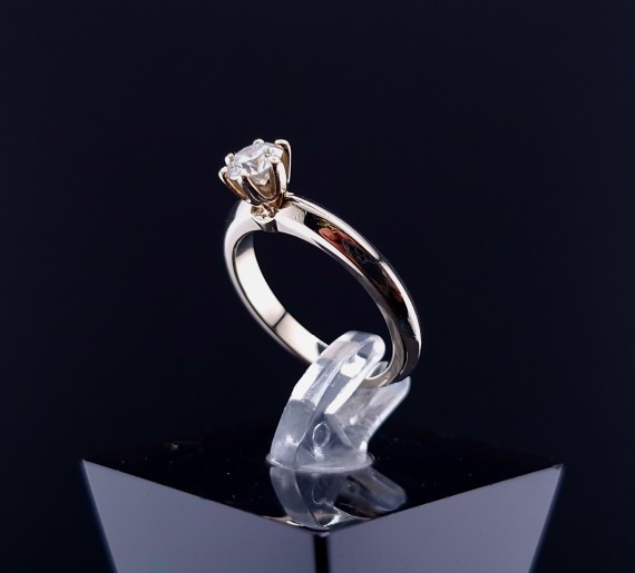 Gold ring with moissanite