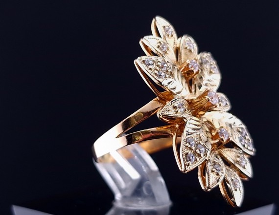 Gold ring with zircons