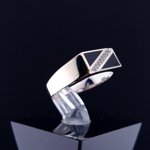 Gold ring with zircons