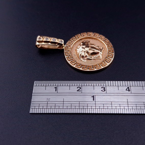 Gold pendant with zircons