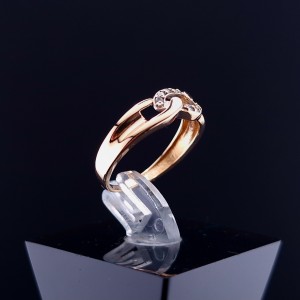 Gold ring with zircons