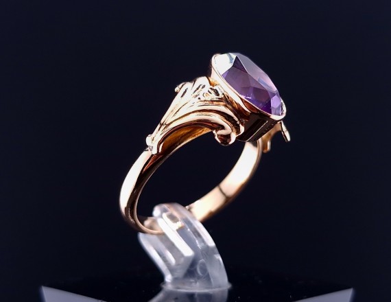 Vintage gold ring with colored stone