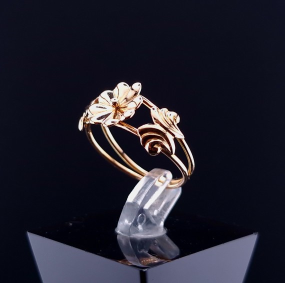 Vintage gold ring 