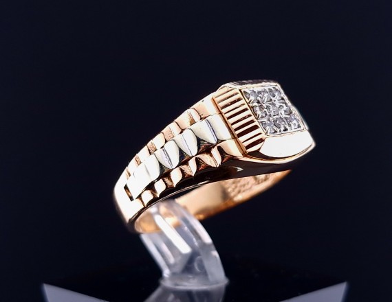 Gold ring with zircons