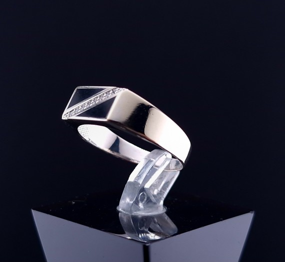 Gold ring with zircons
