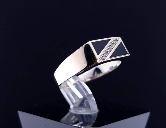 Gold ring with zircons
