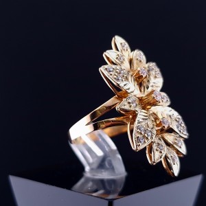 Gold ring with zircons