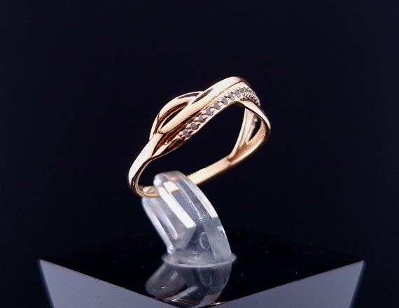 Gold ring with zircons