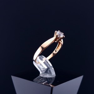 Gold ring with zircon