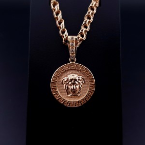 Gold pendant with zircons