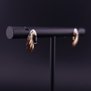 Gold earrings with colored stones