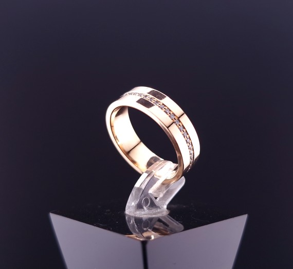 Gold ring with diamonds