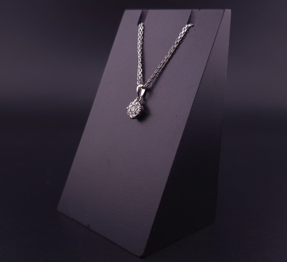Gold pendant with diamonds